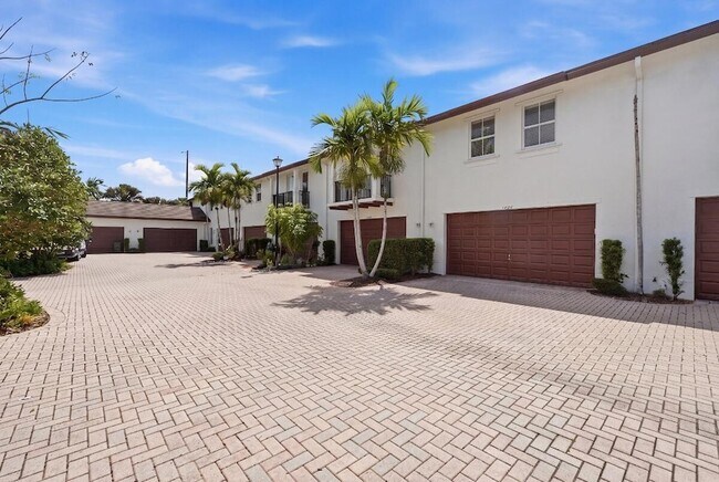 Building Photo - 4501 Mimosa Terrace