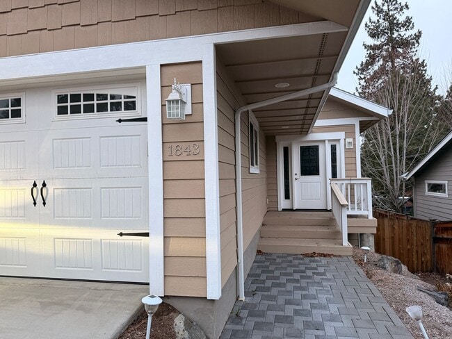 Building Photo - Dual Primary Suite's. 2 Bedroom / 2.5 Bathroom Single Level Home in NE Bend - PENDING APPLICATION