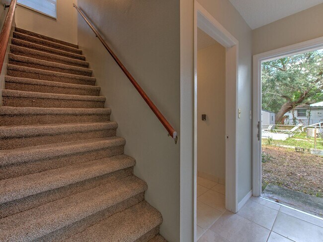 Building Photo - Very nice large 5 bedroom/3 bathroom home ...