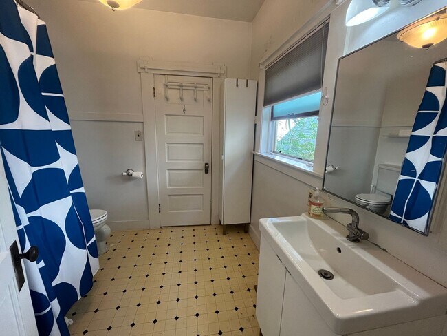 Building Photo - Beautiful 2bed 1bath home in Downtown Sacramento