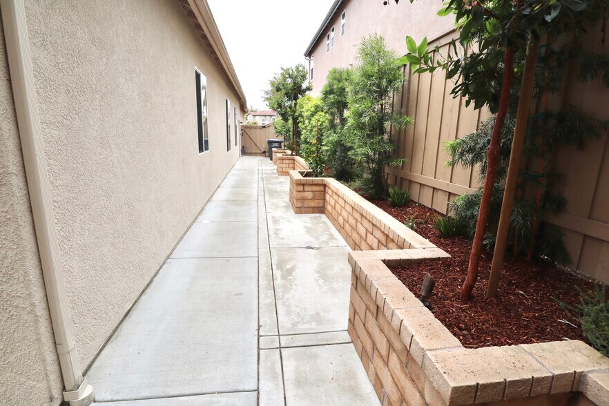 Building Photo - 1174 Mariposa Rd
