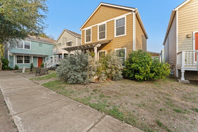 Building Photo - "Charming 2-Bed Condo in San Marcos with 2.5 Baths & 1240 Sq Ft of Comfort!"