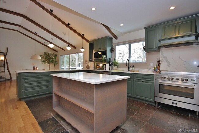 Building Photo - 117 Seven Hills Lake Dr