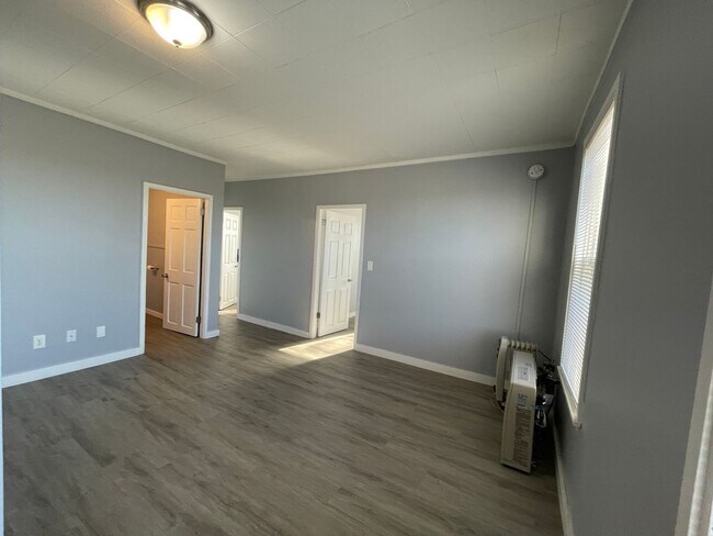 Building Photo - Third floor, 2 bedroom, 1 Bath in Manchest...