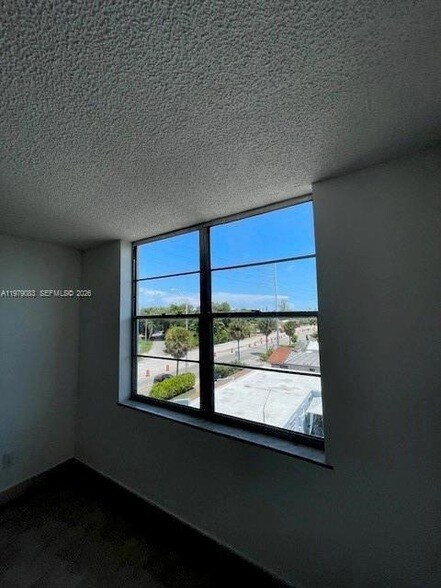 Building Photo - 13455 NE 10th Ave