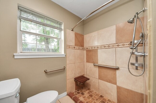 Building Photo - 811 Hillcrest Dr