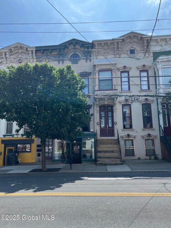 Building Photo - 292 Lark St