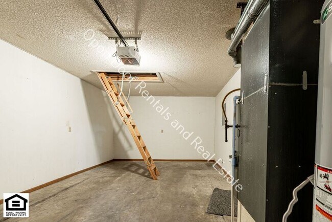 Building Photo - 4934 Vermont Ln