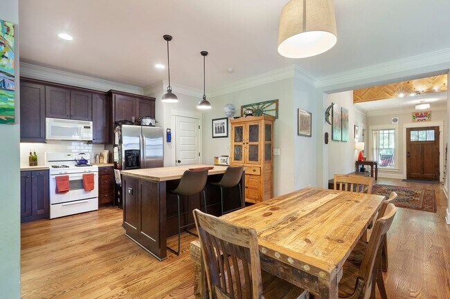 Building Photo - Beautiful 4/4 Plus Office, 4 Blocks From E...