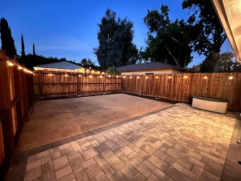 Building Photo - 5246 Canoga Ave