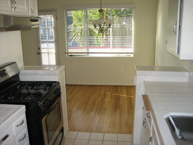 Building Photo - 402 Montana Ave in Santa Monica - 4 blocks to the beach!