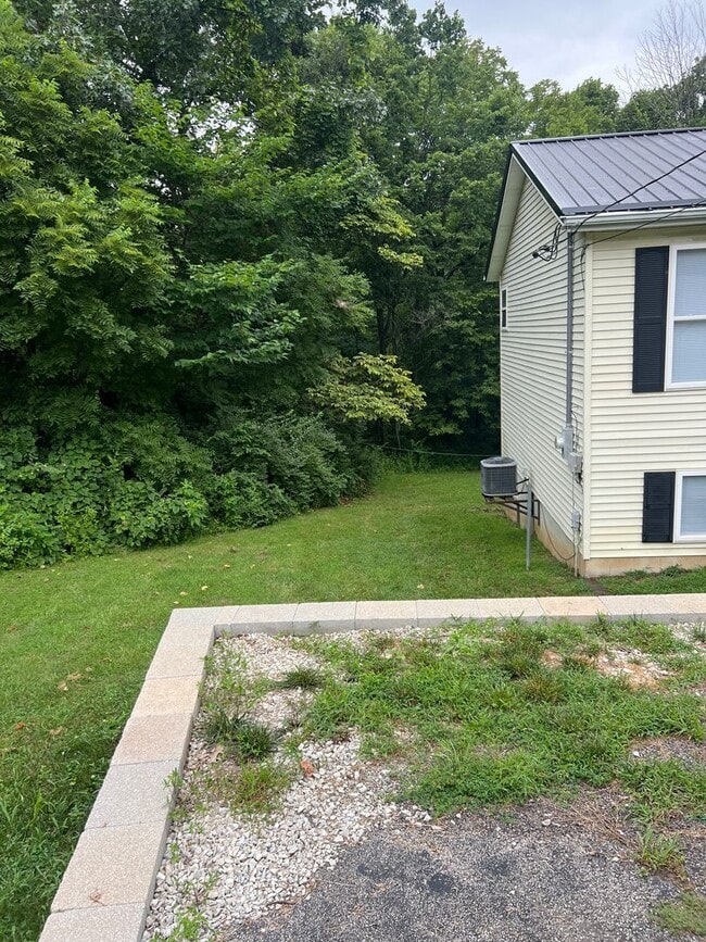 Building Photo - Spacious 4 bedroom Home conveniently locat...