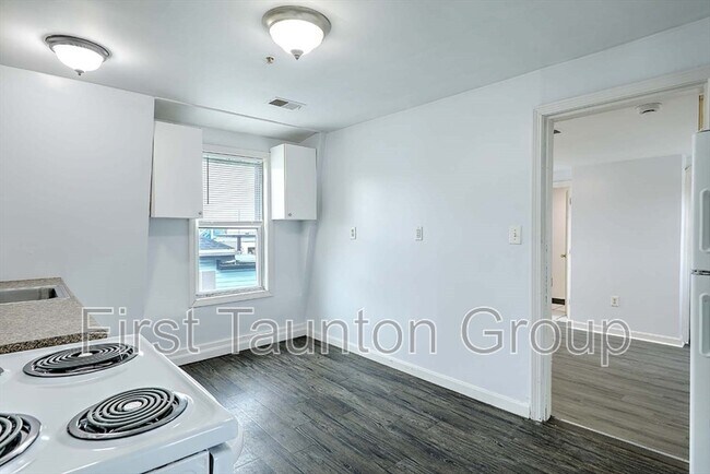 Building Photo - 458 Weir St