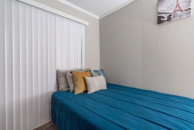 Building Photo - THE KNOLLVIEW | Spacious updated home just a 5-minute walk to bus 186, offering convenient and co...