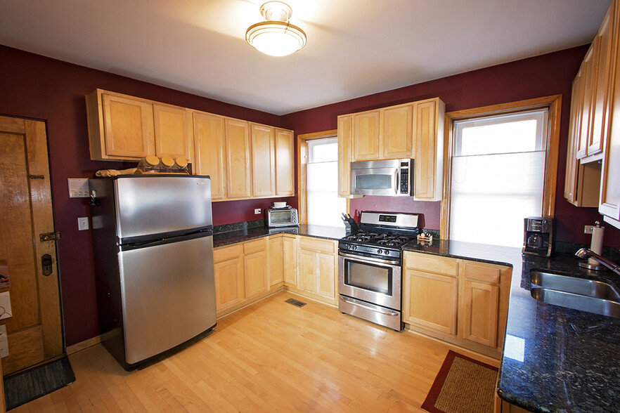 kitchen - 3358 N Monticello Ave