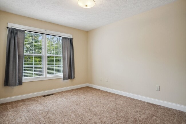 Building Photo - 3 bed/ 2 1/2 Bath.  Pet Friendly. Off Stre...