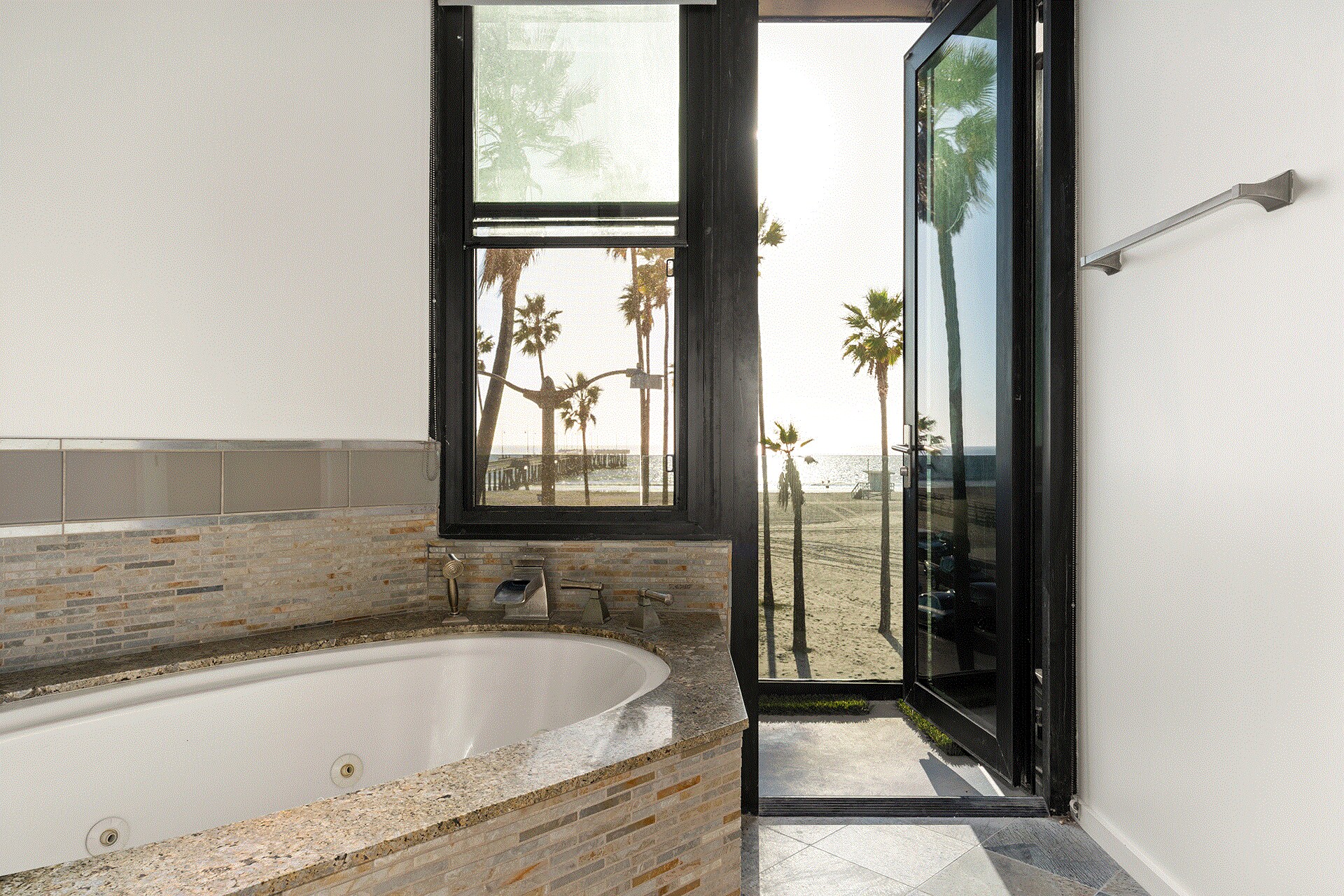 Building Photo - 3009 Ocean Front Walk