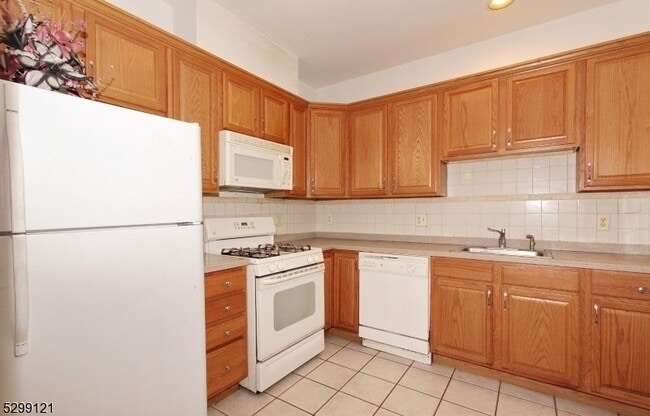 Building Photo - 173 Raymound Blvd