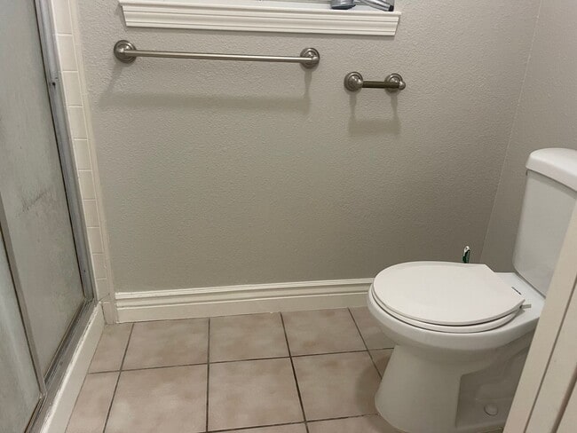 Building Photo - Spacious Home in Porterville