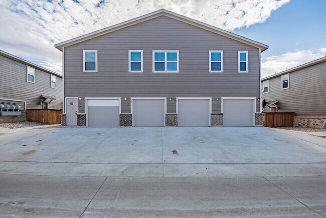 Building Photo - AVAILABLE NOW! GORGEOUS 2 BEDROOM FOUR PLE...