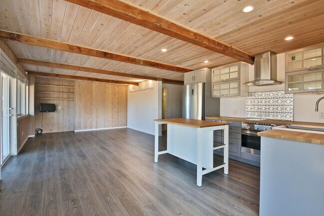 Building Photo - One Of A Kind Freeland Home with Two Seper...