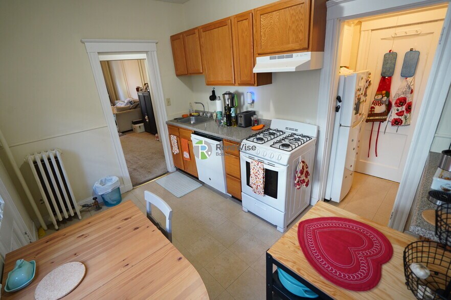 Building Photo - 170 Kelton St