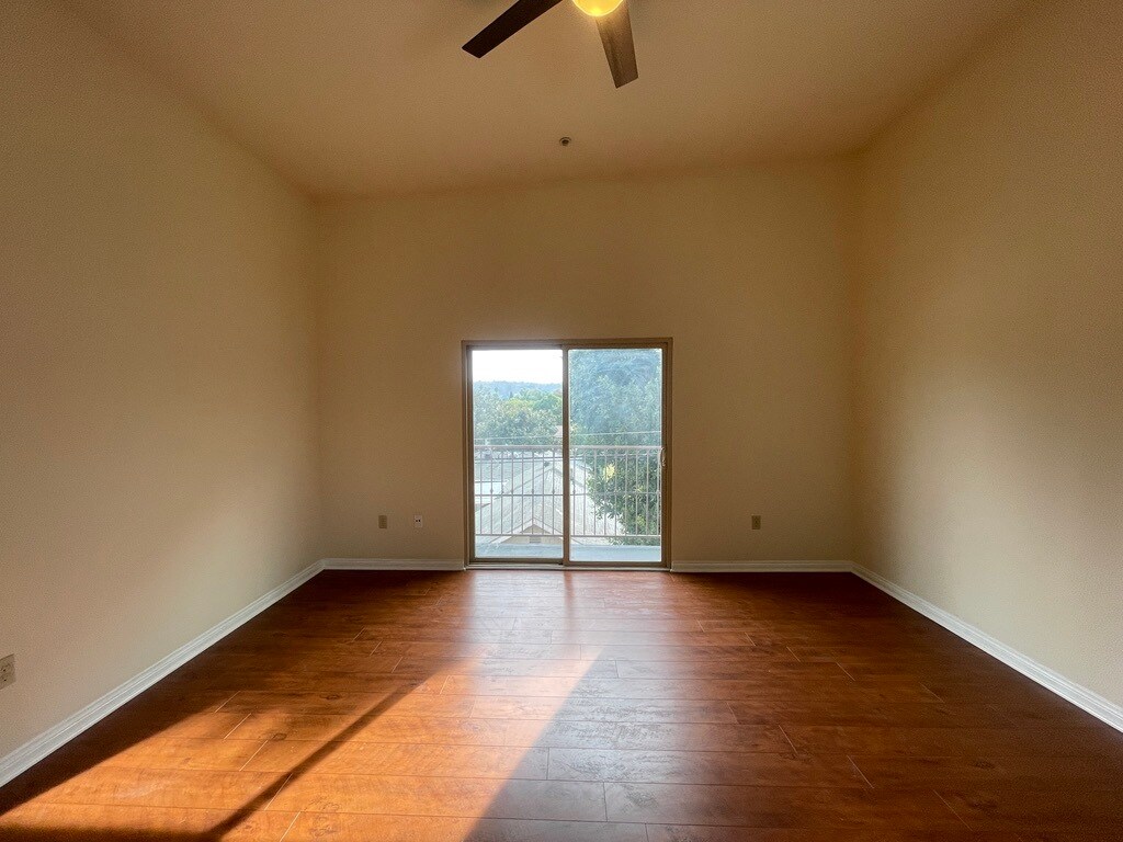 Building Photo - 15024 Magnolia Blvd