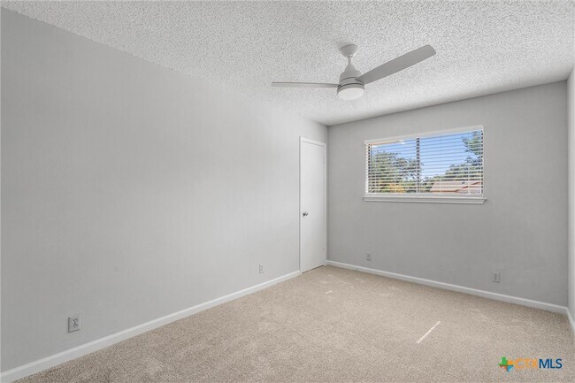 Building Photo - 101 N Kings Canyon Dr