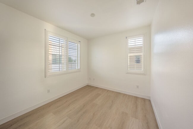 Building Photo - 216 Paramount