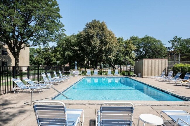 Building Photo - Cedarwood Condo For Rent! Underground Parking, Cable & Internet Included!