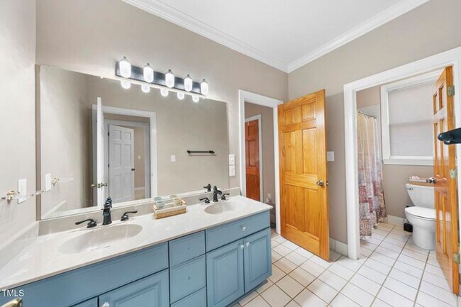 Building Photo - Spacious & Serene 5+ Bedroom Home in Sough...