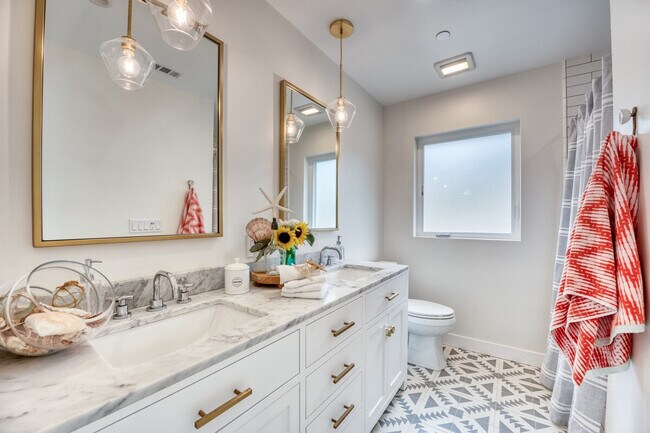 Building Photo - 727 Sonrisa St