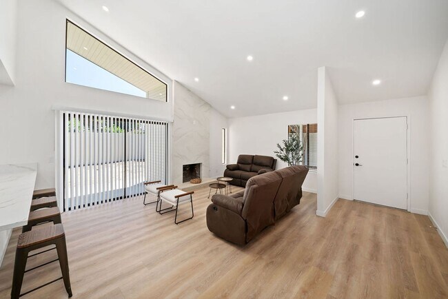 Building Photo - Fully remodeled luxury 3 bedroom 2 bathroom home with 2 car garage