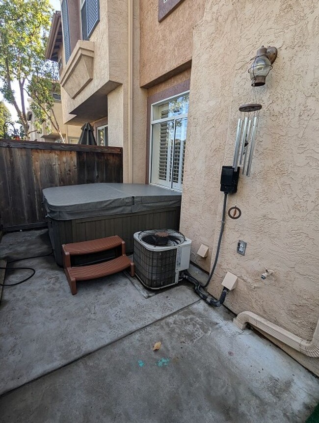 Building Photo - 2Bed 2.5 Bathroom Two Story Townhome at th...