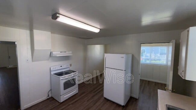 Building Photo - 328 SE Lane Ave