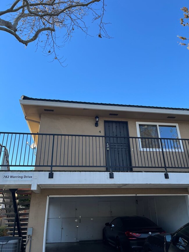 Building Photo - Updated Upstairs Condo Near Oakridge Mall with Parking & Central A/C!