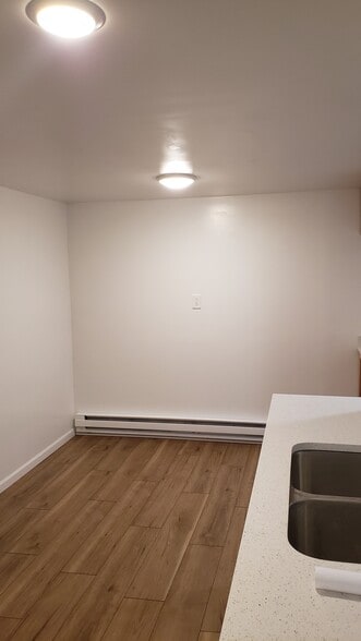 Dining area - 619 N Genesee St