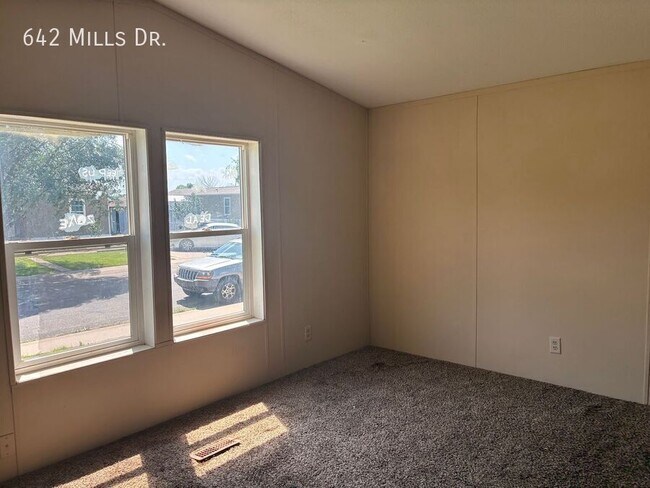 Building Photo - 642 N Mills Dr