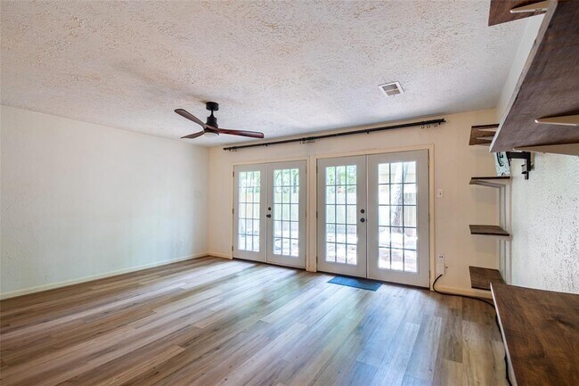 Building Photo - 2717 S Millbend Dr