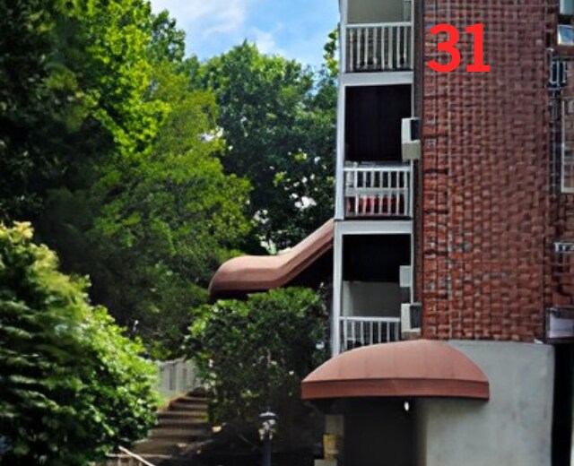 Building Photo - 490 River Rd