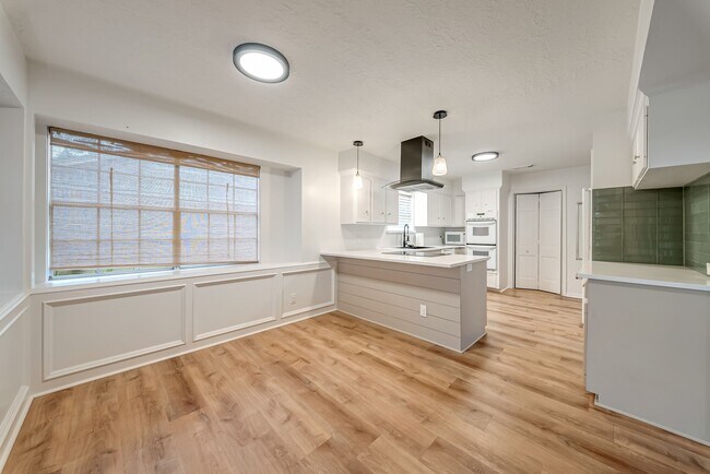 Building Photo - 16326 Heatherdale Dr