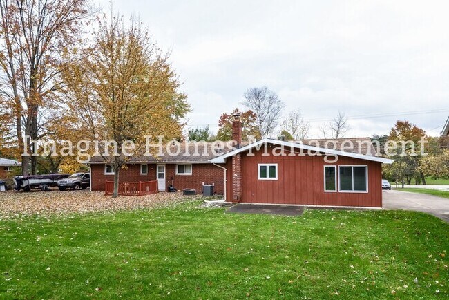 Building Photo - Recently Remodeled 3 Bedroom Duplex Ranch ...