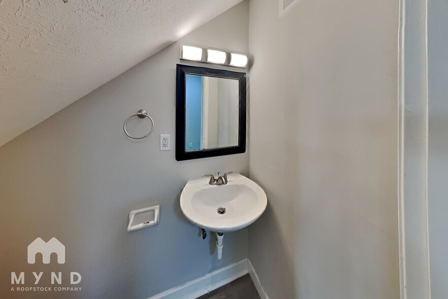 Building Photo - 225 Baker St