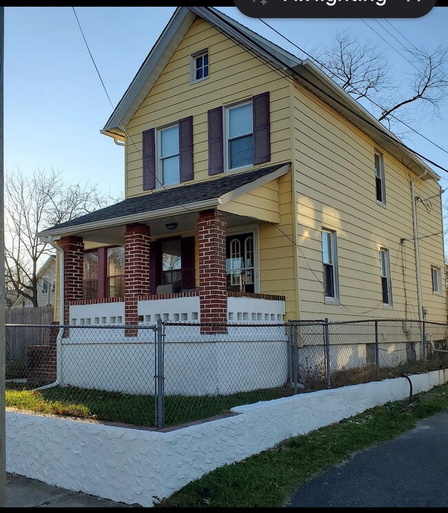 Building Photo - 905 New St