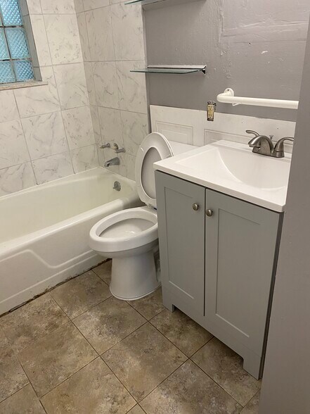 Bathroom - 1024 Lawndale St