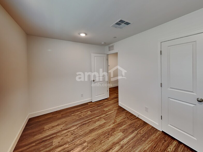Building Photo - 10081 Roseum Ct