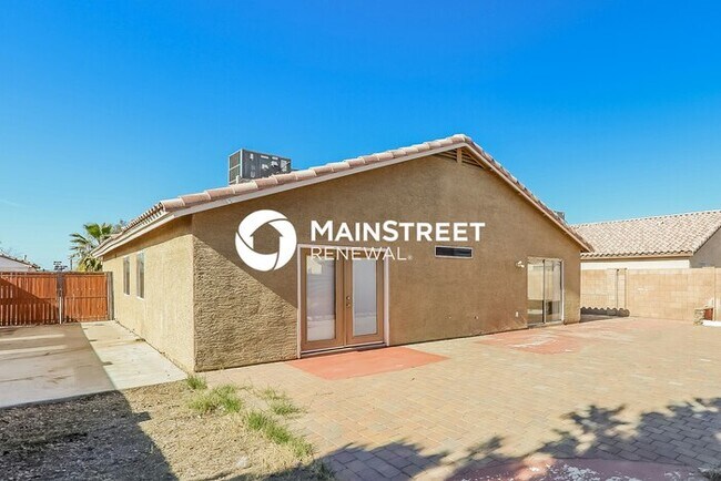 Building Photo - 3 Bedroom Pet-Friendly Home in Phoenix, AZ with Main Street Renewal
