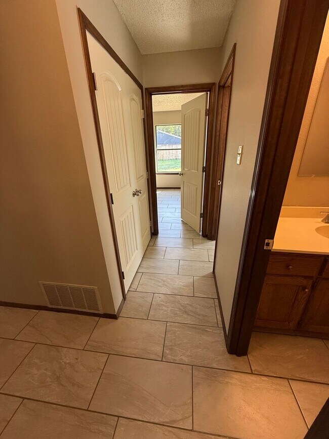 Building Photo - 3 Bed 2 Bath Duplex with 2 Car Garage.  Gas Heat & Hot Water.  Yard Care Included.