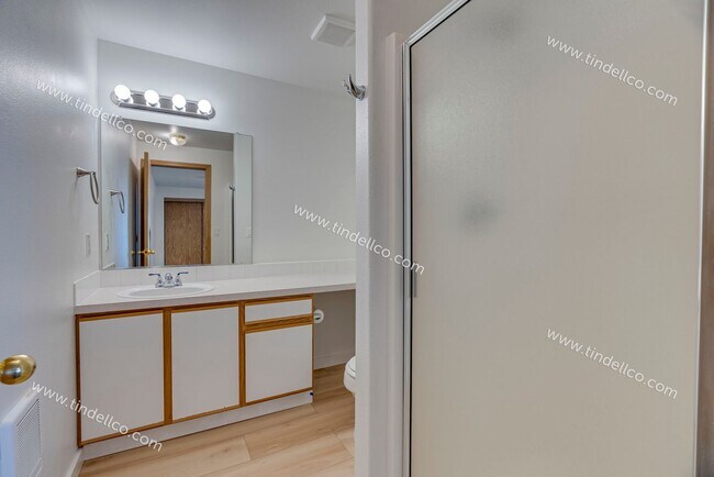 Building Photo - $500 OFF 2ND MONTH RENT** Spacious Pet-Friendly Top-Floor Unit w/ Parking Included!