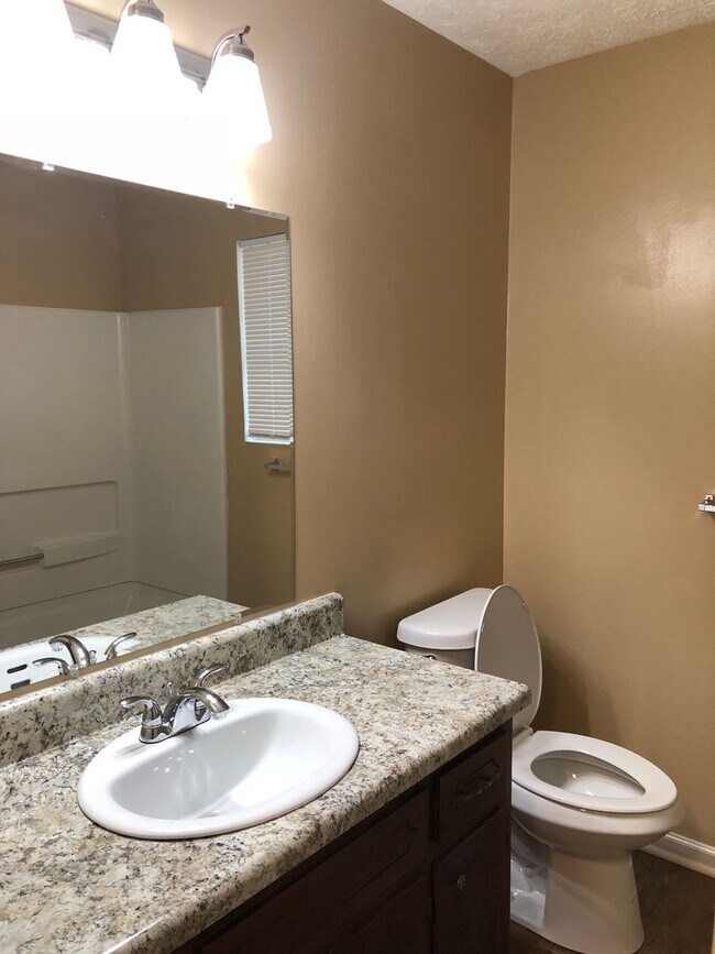 Building Photo - 2 bedroom/ 1.5 bath Unit